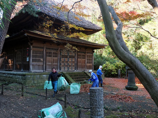 旧東慶寺仏殿前清掃